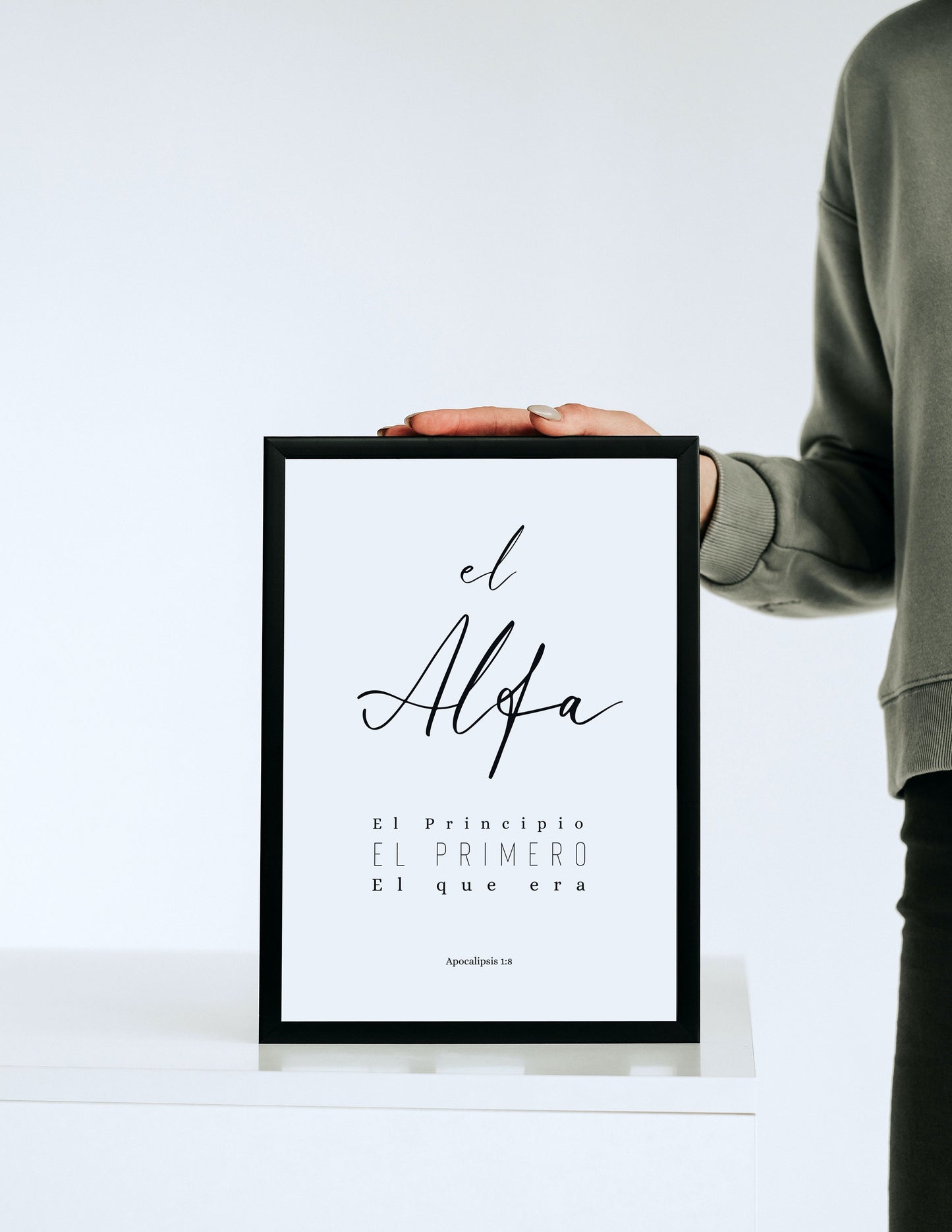 Alfa, diseño inspirado en el versículo bíblico de Apocalipsis 1:8